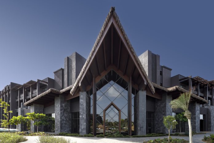 El proyecto arquitectónico, desarrollado junto a HKS Architects, integra el agua y la naturaleza como elementos vertebradores de la experiencia del huésped